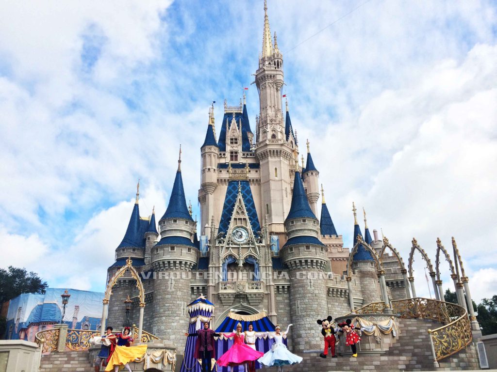 Show Castelo da CInderella Personagens Disney