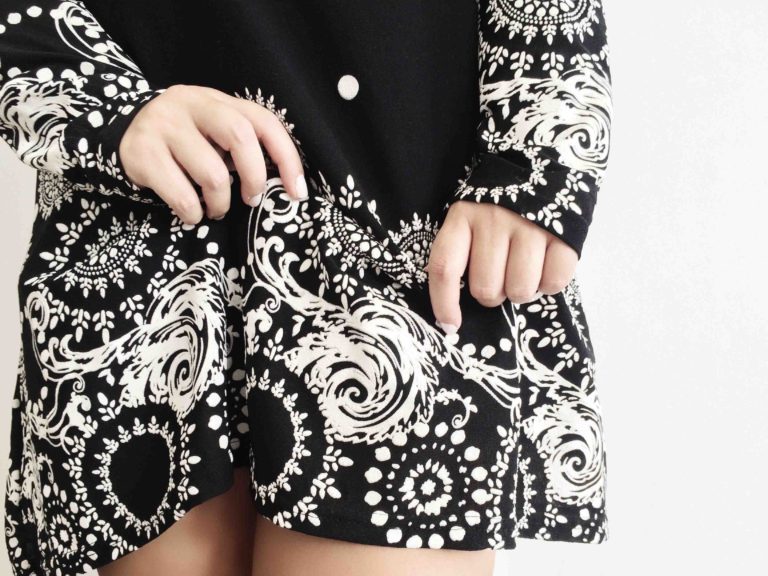 Como Usar Vestido Preto e Branco de Manga Longa