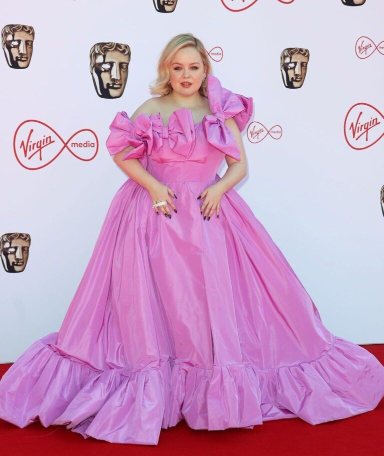 Look Nicola Coughlan Virgin Media Baftas 2022 Vestido Valentino