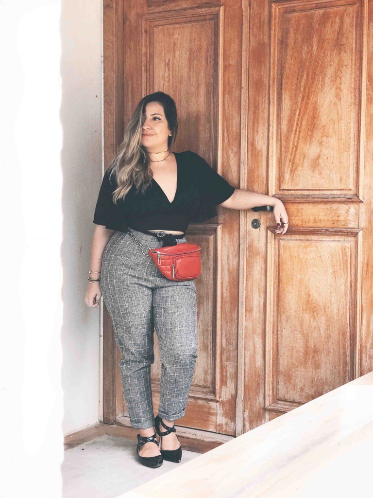 Look com Calça Xadrez + Pochete Fashion Vermelha
